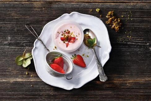 suesse kueche erdbeercreme mit pistaziencrockant 010320 010320